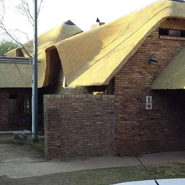 Thatch roofing workmanship by NohNik Thatchers